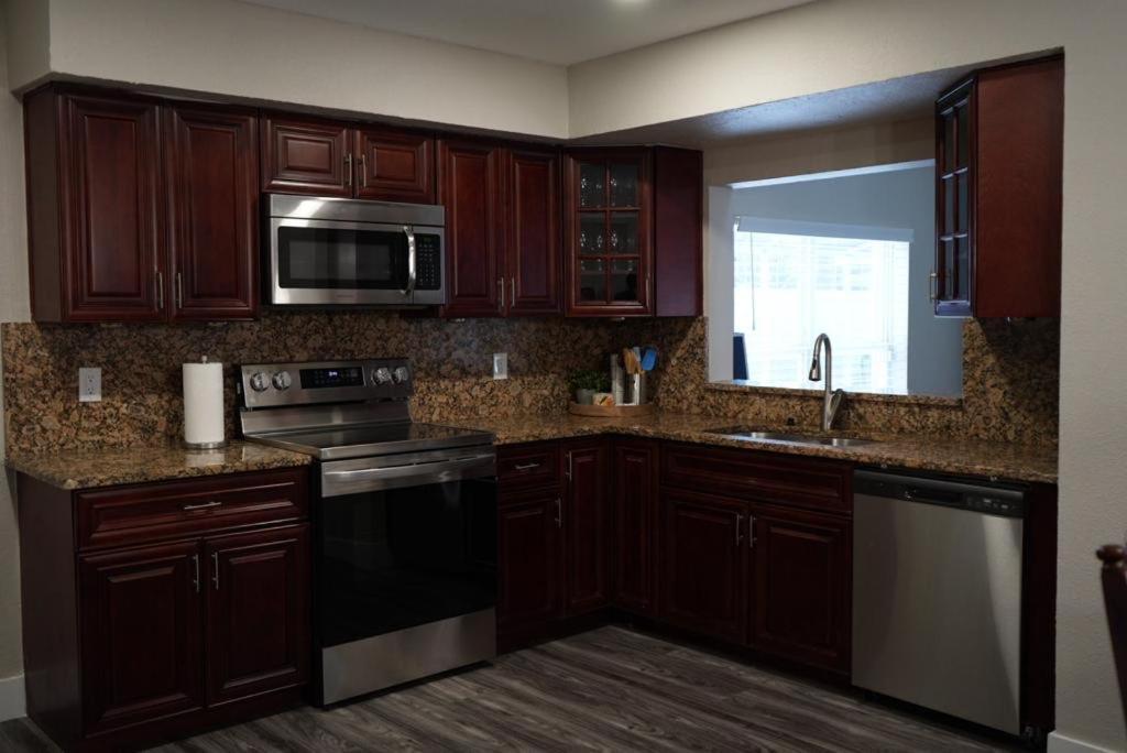 Hosting New Villa Tampa Exterior photo