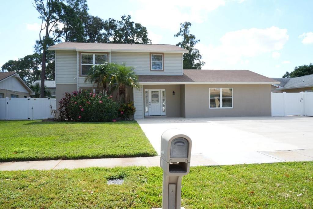 Hosting New Villa Tampa Exterior photo