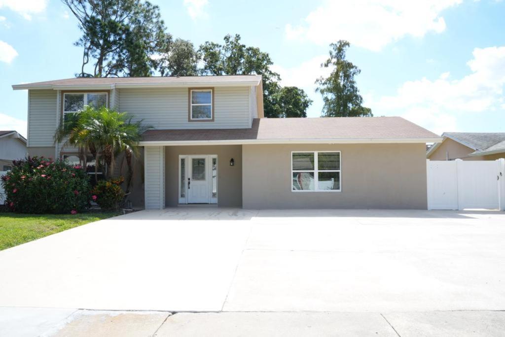 Hosting New Villa Tampa Exterior photo